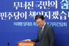 이재명 1주년 기자회견…사법리스크에 