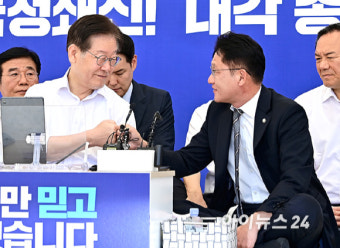 [포토]이정미-배진교, 단식 8일차 이재명 단식 농성장 방문