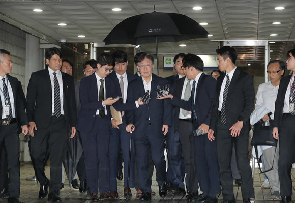 이재명 대통령의 대북송금 의혹 관련 5개 형사재판 모두 중단