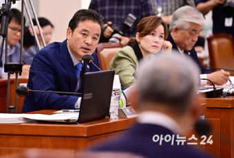 [포토]유인촌 장관 후보자에 블랙리스트 의혹 질의하는 임종성 의원