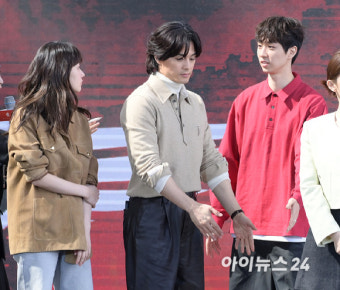 '전종서이충현' 커플사이 김지훈, 눈치는 없어도 매너는 좋은 오빠 [엔터포커싱]