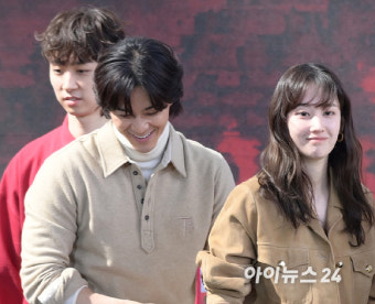 '전종서이충현' 커플사이 김지훈, 눈치는 없어도 매너는 좋은 오빠 [엔터포커싱]