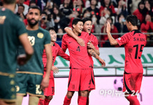 [포토]헤더골 넣은 김민재