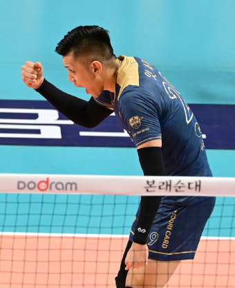 마테이, 삼성화재에 비수를 '콕'…우리카드 홈 개막전 3-1 승리