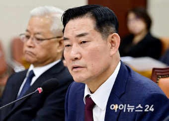 [포토]국방위 종합감사 질의 답변하는 신원식 국방부 장관