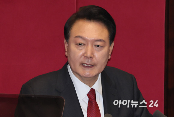 윤석열 대통령, 김용현 전 장관 증인신문 진행 중...다양한 소식 속에서 현재 정치 상황 파악하기