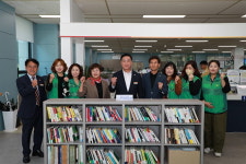 영동군청 민원실 ‘새마을 작은 도서관’ 생겨