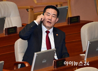 [포토]본회의장에서 통화하는 신원식 국방부 장관