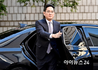 [포토]차에서 내리는 이재용 회장