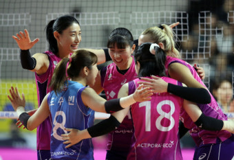김연경·옐레나 35점 합작 흥국생명, 도로공사 꺾고 7연승