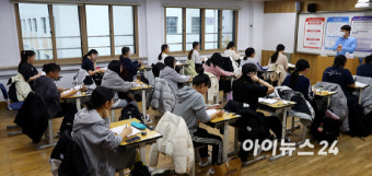 자녀 부정행위 적발한 감독관 위협한 학부모는 '스타강사'…