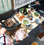 아파트 베란다서 고기 구워 먹기…민폐 vs 내 집인데 무슨 상관