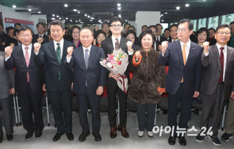 [포토]기념촬영하는 한동훈 비대위원장
