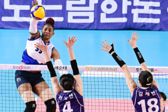 '높이·서브 모두 우위' 현대건설, 도로공사 완파…가장 먼저 승점 50 확보