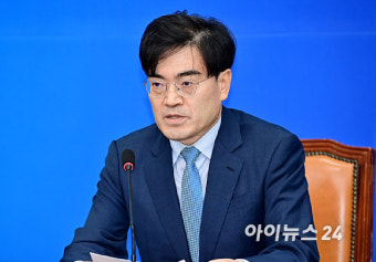 [포토]더불어민주당 입당하는 공영운 전 현대자동차 사장