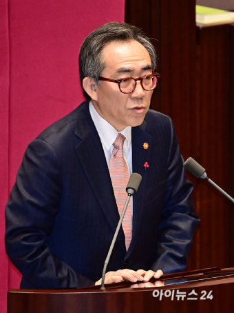[포토]신임 국무위원 인사하는 조태열 외교부 장관