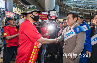 [포토]채상병 특검 통과 요구 해병대 단체 만난 이재명 대표
