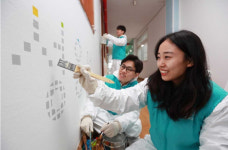 KT그룹 희망나눔재단, 효제초 도색 봉사활동 전개