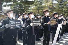 “의대 정원 증원 신청 철회하라” 충북대 의대생 침묵 시위