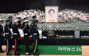 [포토]현충관 나서는 고 손명순 여사 운구