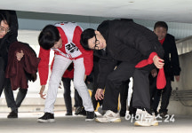 [포토]영등포역 고가 밑 지나는 한동훈-김영주