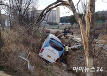 천안 북면서 버스 도랑에 빠져…8명 부상
