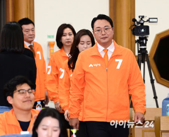 [포토]개표상황실 입장하는 개혁신당 지도부들