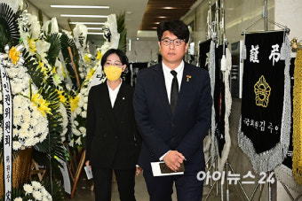 [포토]박종철 열사 어머니 고 정차순 여사 빈소 찾은 김준우-장혜영