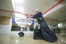 천안시검도회 신경식 회장, 8전9기만에 8단 승단