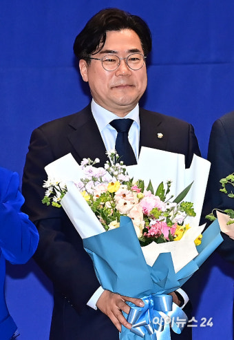 [포토]당선 꽃다발 들고 기념촬영하는 박찬대 신임 원내대표