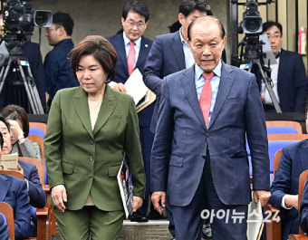 [포토]당선자 총회 참석하는 황우여 비대위원장
