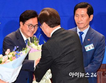 [포토]이재명에 꽃다발 받는 우원식과 고개 돌린 추미애