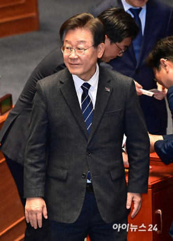 [포토]'채상병 특검범' 재의의 건에 투표하는 이재명 대표