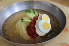 냉면 먹고 1명 사망·30여명 식중독…50대 점주, 징역형 집행유예