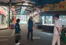 [포토] 정일봉 청주시 경제교통국장, 원마루시장 점검
