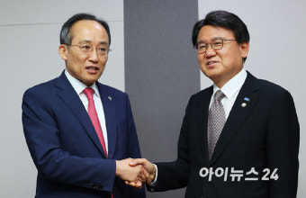 [포토]손 잡은 추경호-황운하