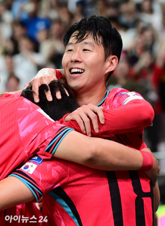국내서 휴식 중 손흥민, 동네 축구장 깜짝 등장