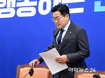 [포토]원내대책회의 참석하는 박찬대 당대표 직무대행 겸 원내대표