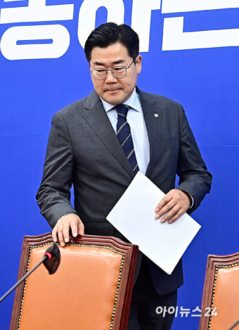 [포토]원내대책회의 참석하는 박찬대 당대표 직무대행 겸 원내대표