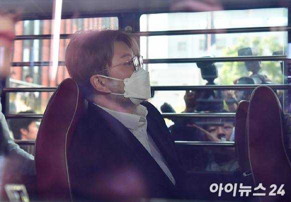 가수 김호중, 음주운전 사고로 법정 출석…도주 혐의도