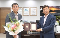 성남시, 수영장서 의식 잃은 10대 구조 김재광 의사에 감사패
