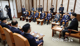 [포토]우원식 국회의장, 제헌절 경축식 사전환담