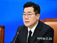 [포토]최고위 발언하는 박찬대 당대표 직무대행 겸 원내대표