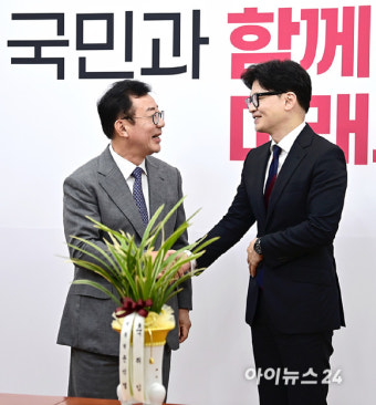 윤석열 대통령, 한동훈 새 국민의힘 대표에 축하 난 전달