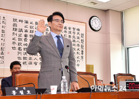 최재영 목사, 국회 청문회 출석 중 표정 변화로 논란..윤석열 탄핵소추안 발의 요청 관련 증언