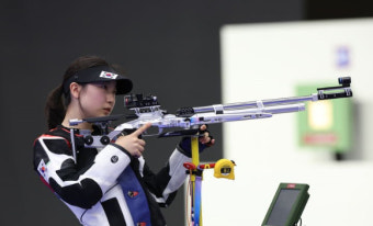 '10대 돌풍' 반효진, 파리올림픽 사격 공기소총 10m 금빛 명중