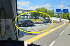 김해공항 민폐주차하고 해외 갔답니다…버스도 못 들어가