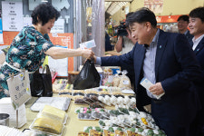[포토] 김영환 충북지사, 청주 사창시장 장보기 행사