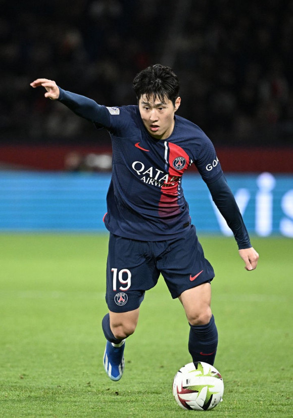 PSG 한국 출신 선수 이강인, 팬으로부터 인종 차별 발언! PSG 팬 영구 제명 결정으로 논란 확산