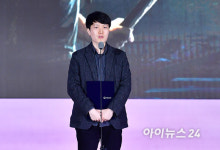 [포토]인디 게임상 수상한 롱플레이스튜디오 신인건 대표
